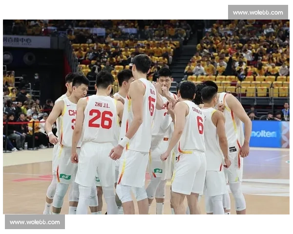 中国男篮迎战美国队，实力差距与年轻球员成长引发热议